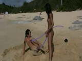 Fete pe plaja nudistă